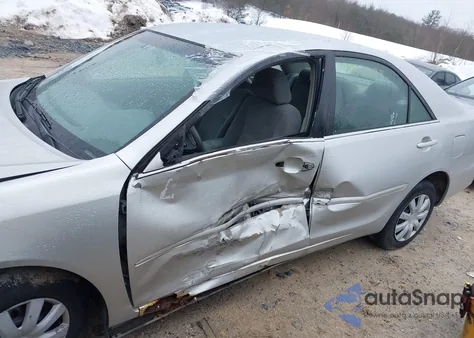 2005 Toyota Camry Le z USA, uszkodzony, nr VIN 4T1BE32K35U102012